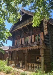 Ein altes Holzhaus