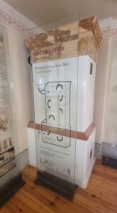 Ein alter Kachelofen in einem Haus